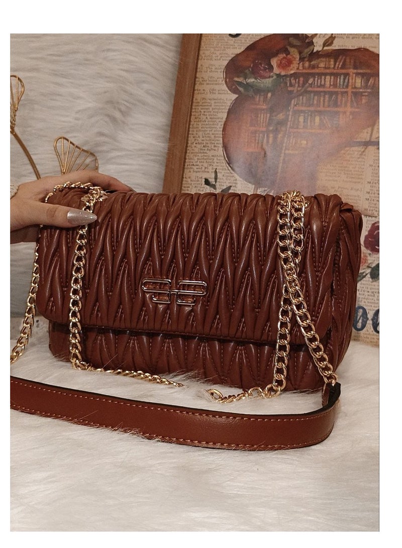 Women's bag of the best materials with adjustable handle and medium size